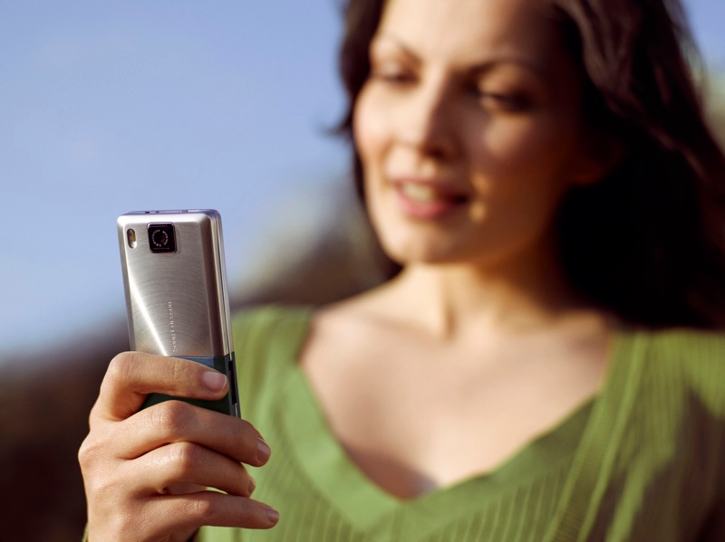 Illustration for article titled Sony Ericsson T650 Packs 3G, 3.2MP Camera Into a Slim Candybar